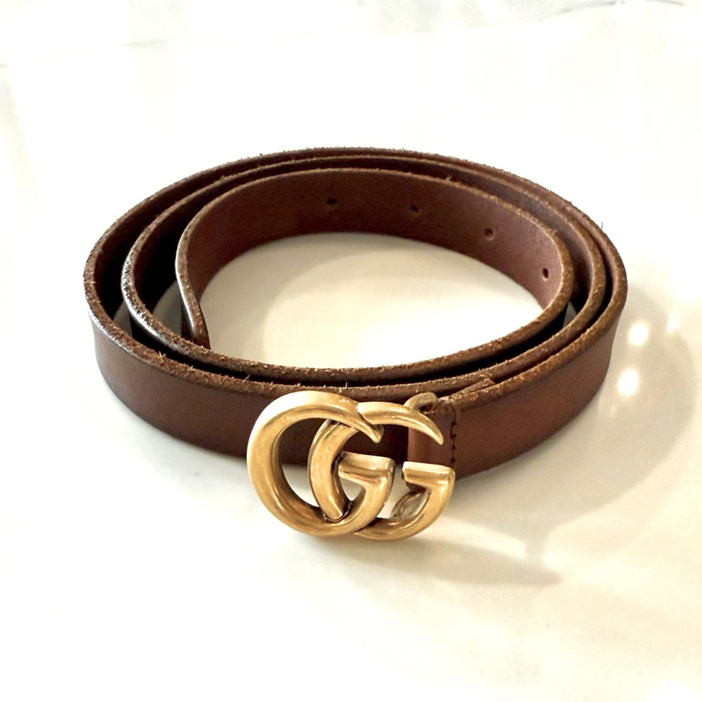 Women’s brown leather Gucci belt. Thin. No scratches or stains.